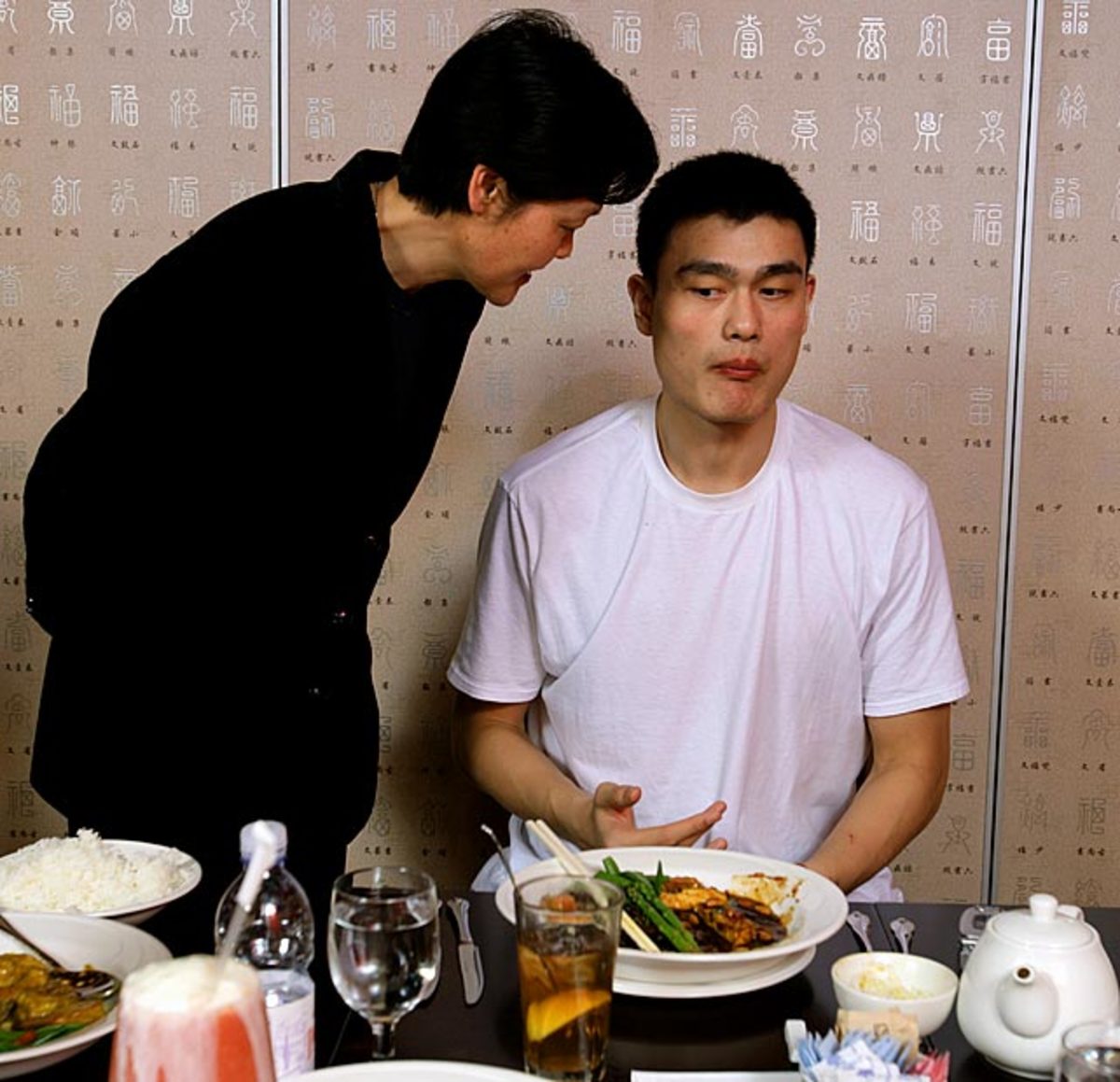 yao-ming-mom-fang-feng-di-017035853-rick-oliviersi.jpg